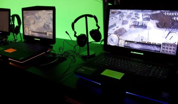 Nhiều cụm đèn viền, touchpad và bàn phím nhiều màu sắc