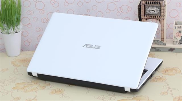 Máy được bán ra cùng hai phiên bản màu: đen và trắng