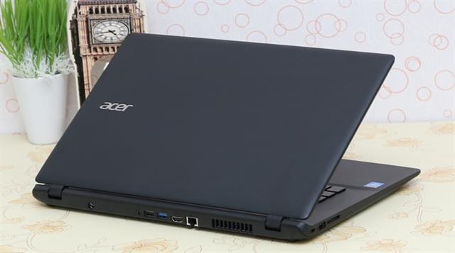 Cạnh sau của máy có Jack sạc, jack âm thanh, USB 2.0, USB 3.0, cổng HDMI và cổng LAN