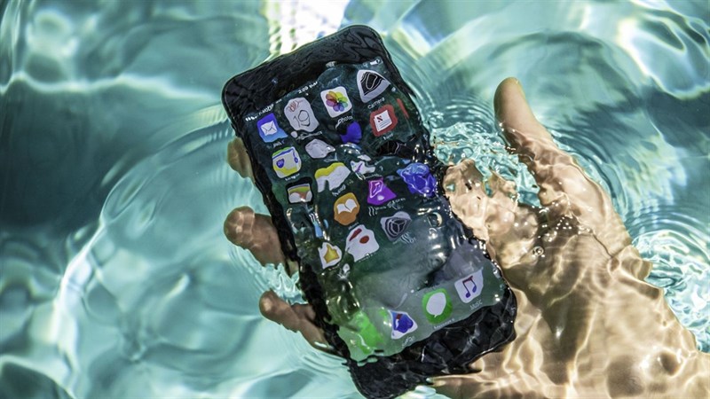 Những sai lầm nguy hiểm khi cứu smartphone bị vào nước