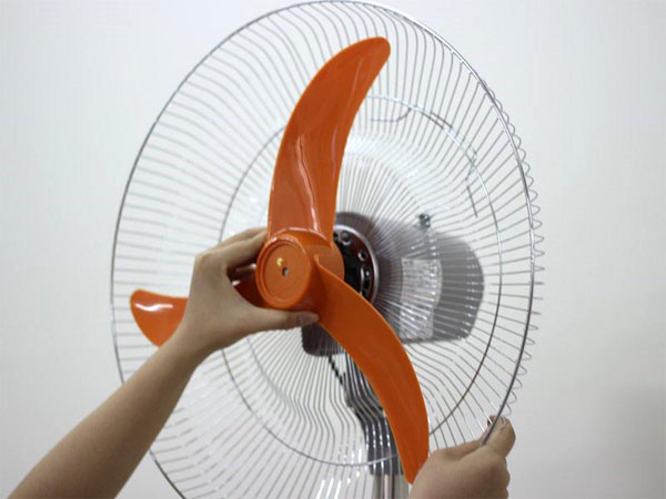 Cách vệ sinh quạt đứng hình 5