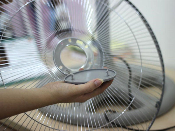 Cách vệ sinh quạt đứng hình 9