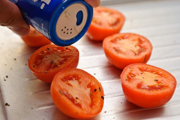 Rắc muối và tiêu lên cà chua để nêm gia vị Cách làm món cà chua nướng bổ dưỡng bằng lò nướng