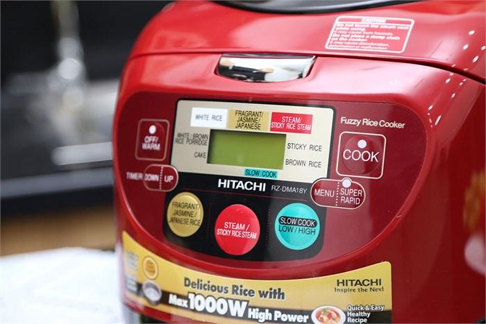 Bảng điều khiển điện tử của Nồi cơm điện Hitachi DMA18Y giúp theo dõi quá trình nấu của nồi