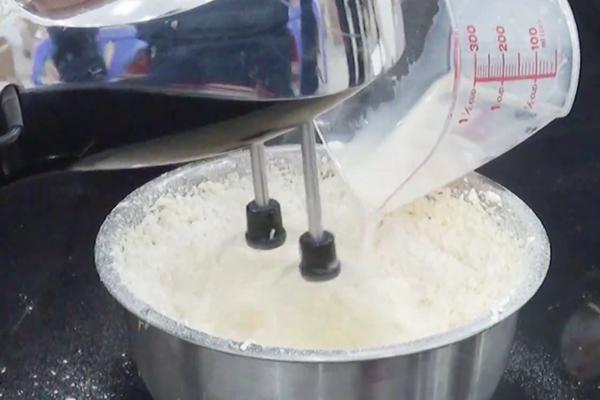 Cách làm bánh bông lan bơ nho bằng lò nướng