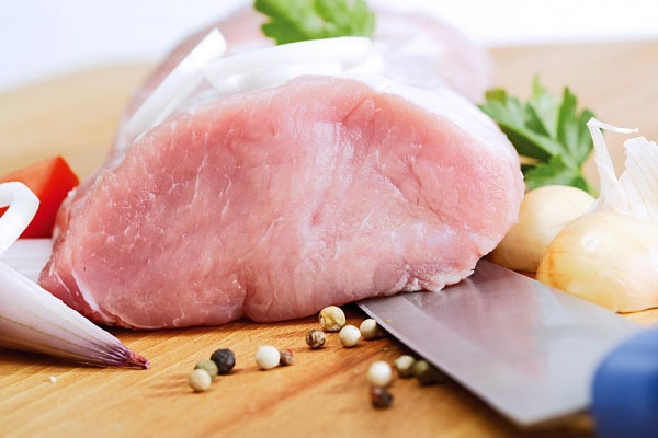 Luộc thịt theo trong 3 phút để khử mùi hôi trong thịt