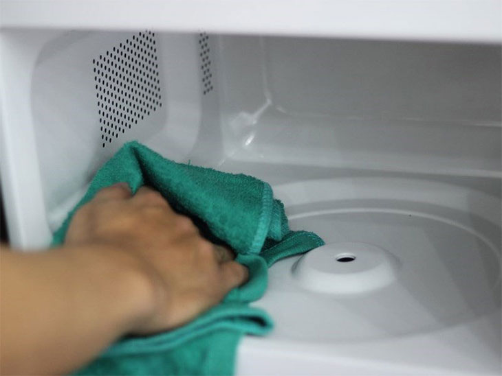 Tuyệt chiêu khử mùi cho lò vi sóng Tuyệt chiêu khử mùi cho lò vi sóng