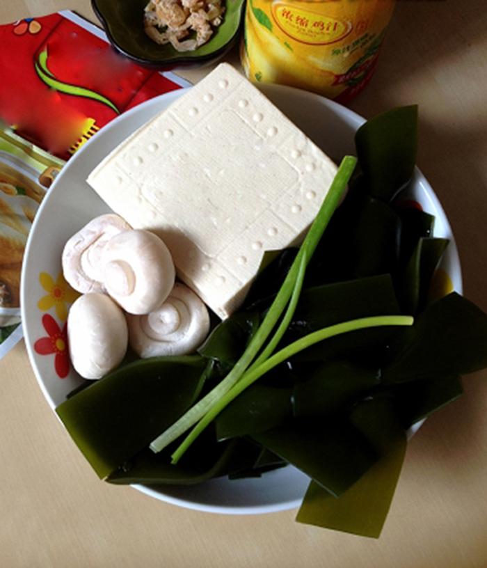 Đậu hũ, rong biển, nấm, tôm khô là 3 nguyên liệu chính cần chuẩn bị