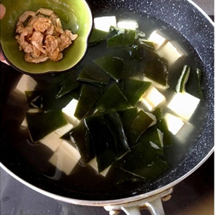 Cho thêm tôm khô vào