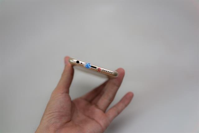 Jack cắm tai nghe, loa và cổng kết nối ở cạnh dưới của máy