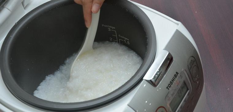 Với nồi cơm điện, dễ dàng hơn trong việc nấu cháo