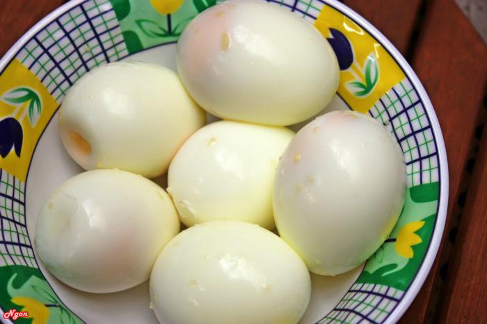 Đem trứng đi luộc trước