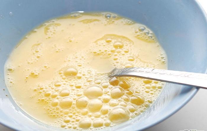 Đập 2 quả trứng vào một cái tô, cho thêm hạt tiêu, muối một lượng vừa ăn vào và đánh đều lên.