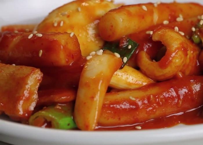 Cuối cùng khi món ăn đã chín, bạn cho ra đĩa, rắc ít hạt mè lên trên và thưởng thức ngay nhé.