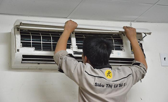 Nên gọi thợ kỹ thuật đến vệ sinh máy lạnh định kỳ Nên gọi thợ kỹ thuật đến vệ sinh máy lạnh định kỳ