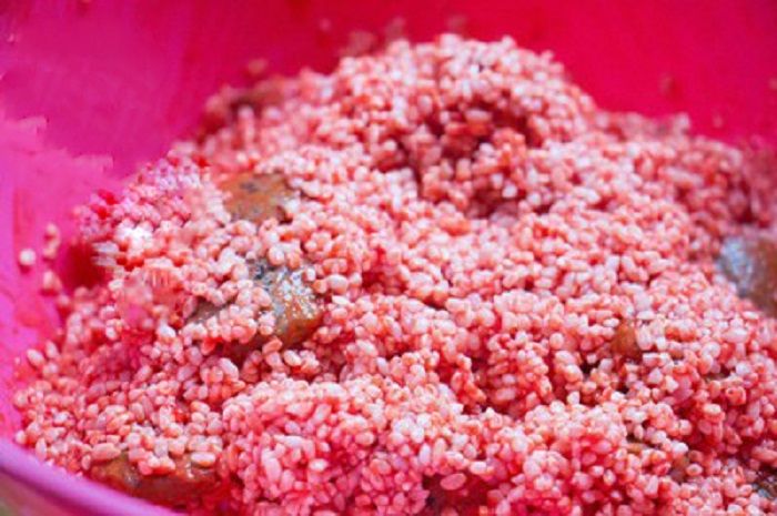 Gấc bám đều và hạt nếp có màu đỏ đẹp mắt