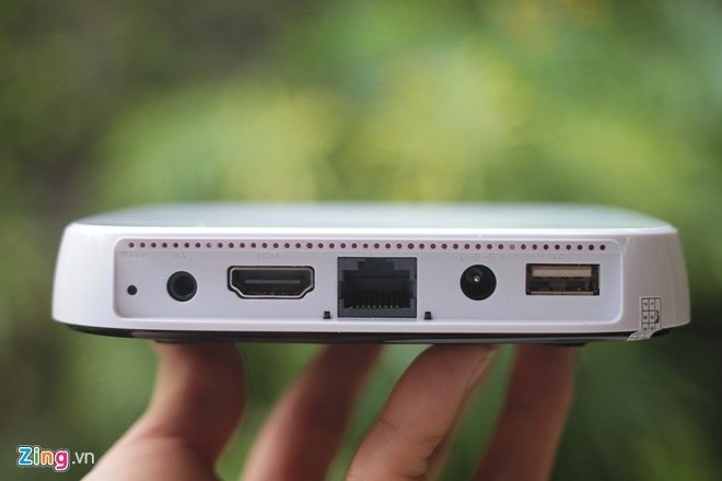 Cạnh sau có lỗ reset cùng các cổng AV, HDMI, LAN, jack nguồn và USB. Những TV đời cũ không hỗ trợ kết nối HDMI thì sẽ sử dụng cổng AV, tuy nhiên chất lượng âm thanh, hình ảnh không tốt bằng. Cạnh sau có lỗ reset cùng các cổng AV, HDMI, LAN, jack nguồn và USB. Những TV đời cũ không hỗ trợ kết nối HDMI thì sẽ sử dụng cổng AV, tuy nhiên chất lượng âm thanh, hình ảnh không tốt bằng.