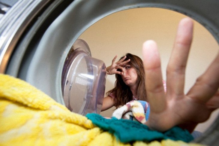 Mùi hôi từ máy giặt gây khó chịu cho người dùng Mùi hôi từ máy giặt gây khó chịu cho người dùng