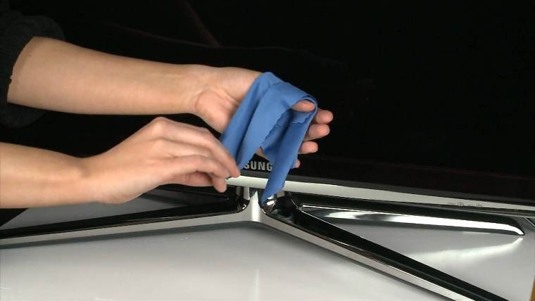 Dùng khăn mềm lau nhẹ vào điểm chết Dùng khăn mềm lau nhẹ vào điểm chết