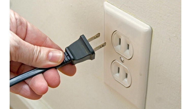 Ngắt điện tivi trước khi sửa chữa Ngắt điện tivi trước khi sửa chữa