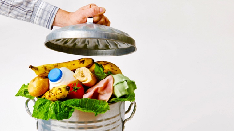 Loại bỏ các thực phẩm hư hoặc hết hạn sử dụng ra khỏi tủ lạnh mini
