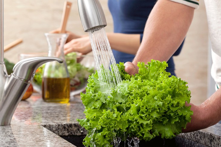 Không nên rửa rau trước khi cho vào tủ lạnh Không nên rửa rau trước khi cho vào tủ lạnh