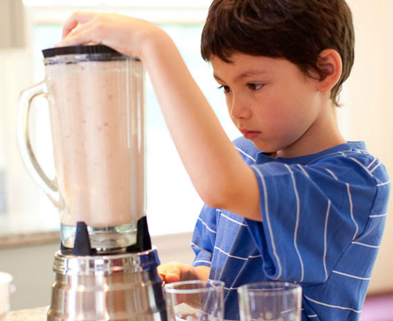 Có nên để trẻ dùng máy xay sinh tố?