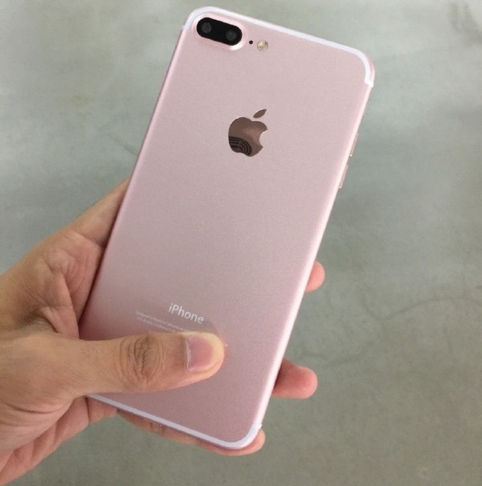 iPhone 7 Plus camera kép, màu hồng vàng xuất hiện trên tay người dùng