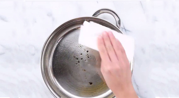 Cách làm sạch vết cháy dưới đáy nồi chảo siêu nhanh