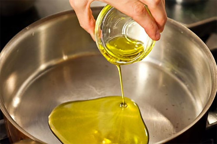 Nên cho một lượng dầu vừa phải khi chiên thực phẩm