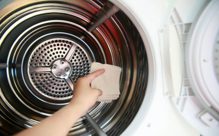 Dùng một chiếc khăn vào hỗn hợp 50% nước nóng cộng 50% giấm để lau sạch bên trong máy giặt