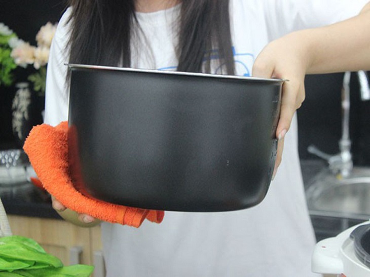 lau khô lòng nồi trước khi sử dụng