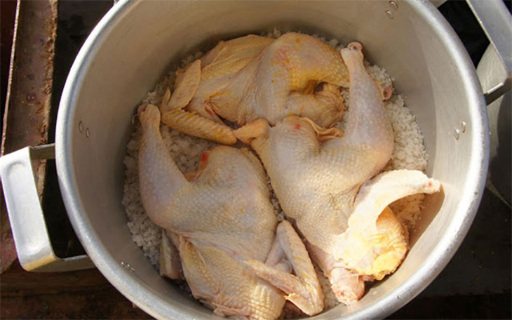 3 cách luộc gà không cần nước mà vẫn thơm ngon