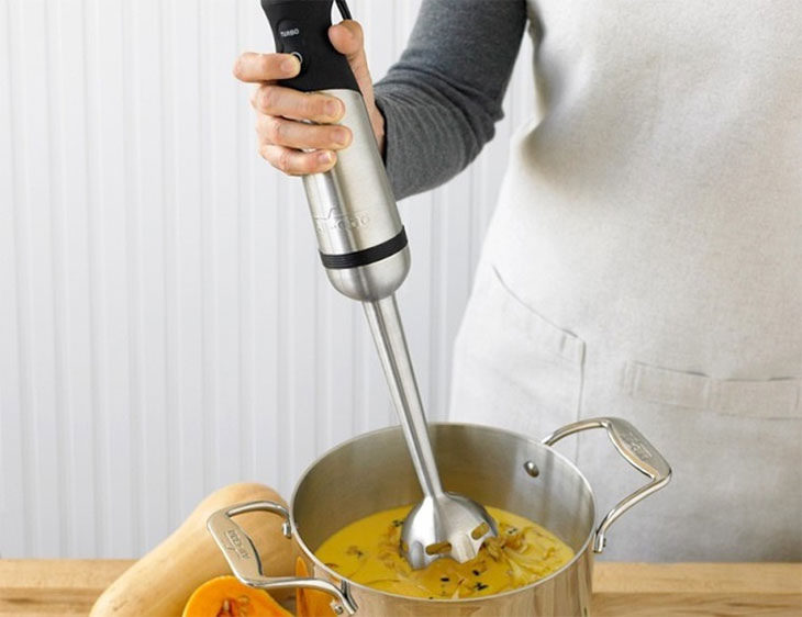 Nếu thường xuyên phải xay cháo, súp nóng bạn có thể chọn máy xay sinh tố cầm tay
