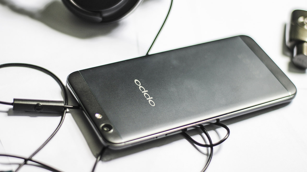 trên tay Oppo F1s màu đen nhám trên tay Oppo F1s màu đen nhám