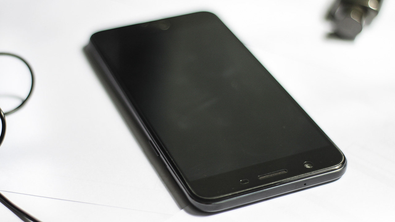 trên tay Oppo F1s màu đen nhám trên tay Oppo F1s màu đen nhám