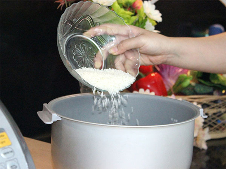 Tại sao nồi cơm điện hay bị trầy xước lớp chống dính? 1