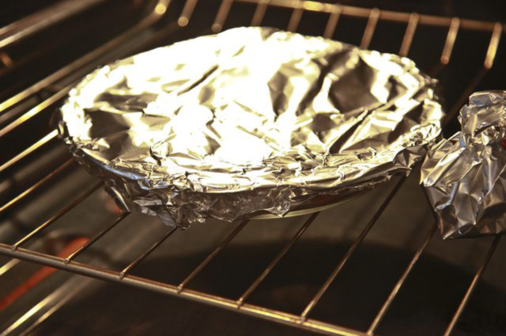 Bọc giấy bạc khi hâm nóng trong lò nướng