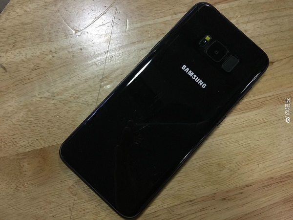 Galaxy S8 màu đen bóng bẩy xuất hiện trên tay người dùng