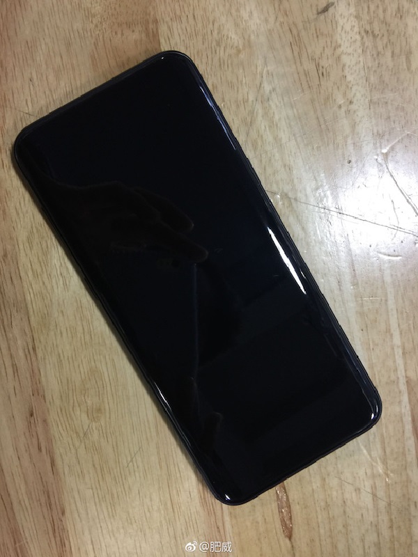 Galaxy S8 màu đen bóng bẩy xuất hiện trên tay người dùng