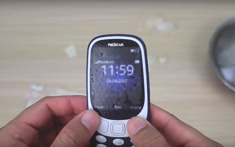 Tra tấn Nokia 3310 (2017)