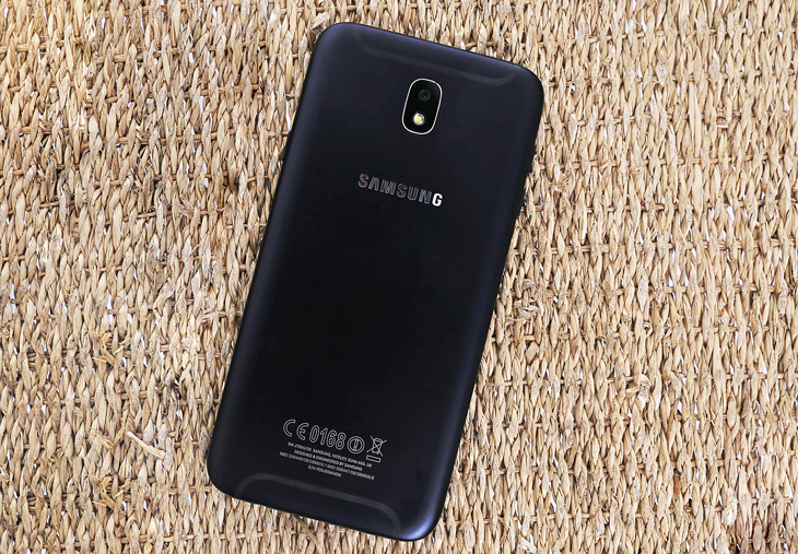 Mở hộp trên tay Samsung Galaxy J7 Pro, soái ca mới của phân khúc phổ thông Mở hộp trên tay Samsung Galaxy J7 Pro, soái ca mới của phân khúc phổ thông