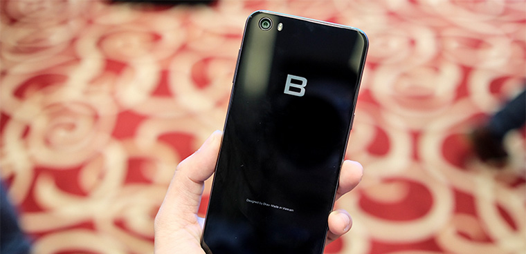 Trên tay Bphone 2017 khung kim loại, 2 mặt kính, giá 9.78 triệu