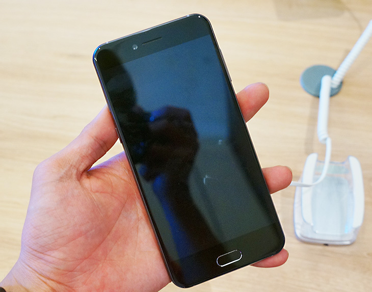 Trên tay Bphone 2017 khung kim loại, 2 mặt kính, giá 9.78 triệu