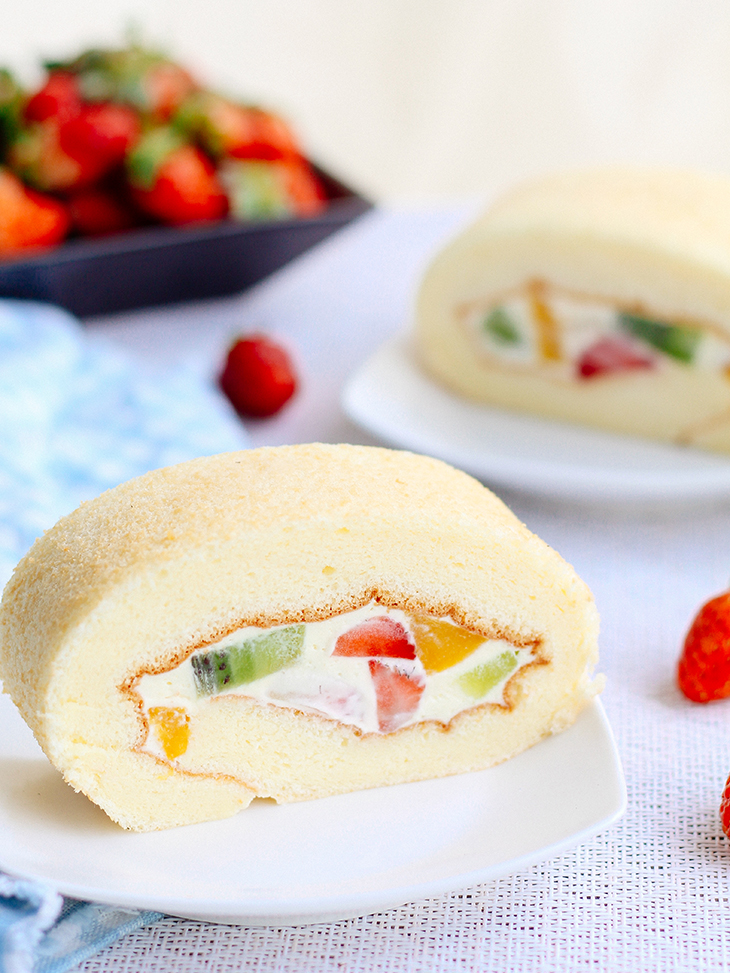 Cách làm bánh bông lan cuộn kem tươi trái cây