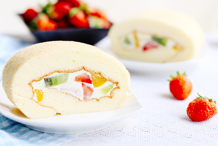 Cách làm bánh bông lan cuộn kem tươi trái cây