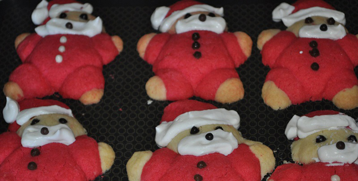 Dùng chocolate chips gắn lên vị trí mắt và nút áo của ông già Noel.​