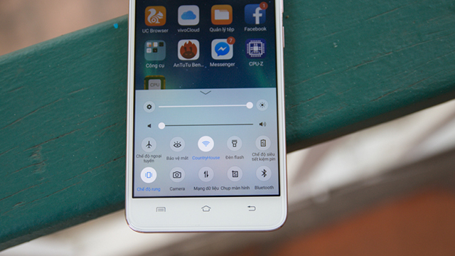 Cụm phím điều hướng cơ bản của Android bên ngoài màn hình Cụm phím điều hướng cơ bản của Android bên ngoài màn hình