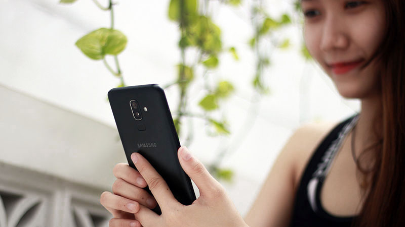 Điện thoại Samsung Galaxy J8 cho cảm giác cầm nắm chắc chắn Điện thoại Samsung Galaxy J8 cho cảm giác cầm nắm chắc chắn