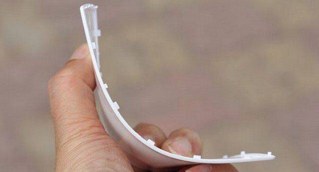 Vỏ máy làm bằng nhựa mềm, bề mặt được bọc bóng kính Vỏ máy làm bằng nhựa mềm, bề mặt được bọc bóng kính